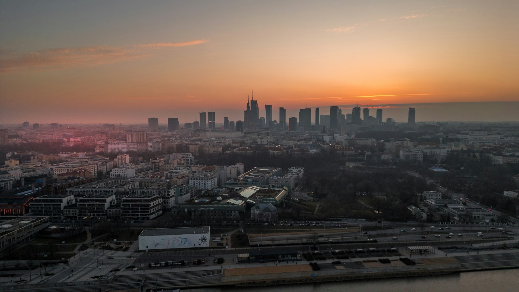 Panorama Warszawy o zachodzie słońca